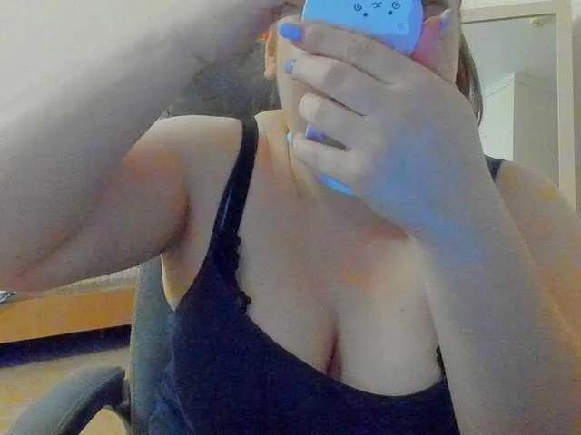 Leilia — man , also  who get  tips  ))) 
 I like when   man  visit my room in mood  for playing