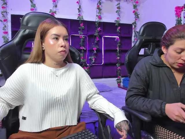 LizaAndCharlottt — Motivanos a ponernos calientes con propinas y te mostraremos nuestros cuerpos sexys, lamer el coo y besos candentes nos excitaran mucho.